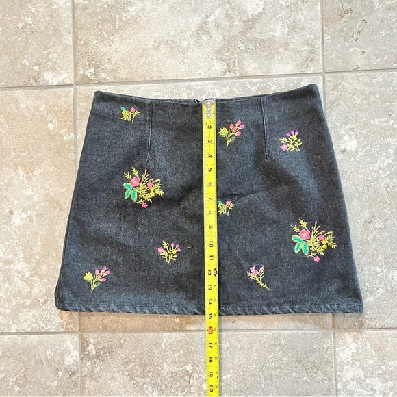 Very J Forever 21 Black Denim Floral Embroidered Skirt Size Large 100% Cotton - Picture 4 of 8